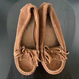 Minnetonka Brown Fringe Suede Moccasins 6M